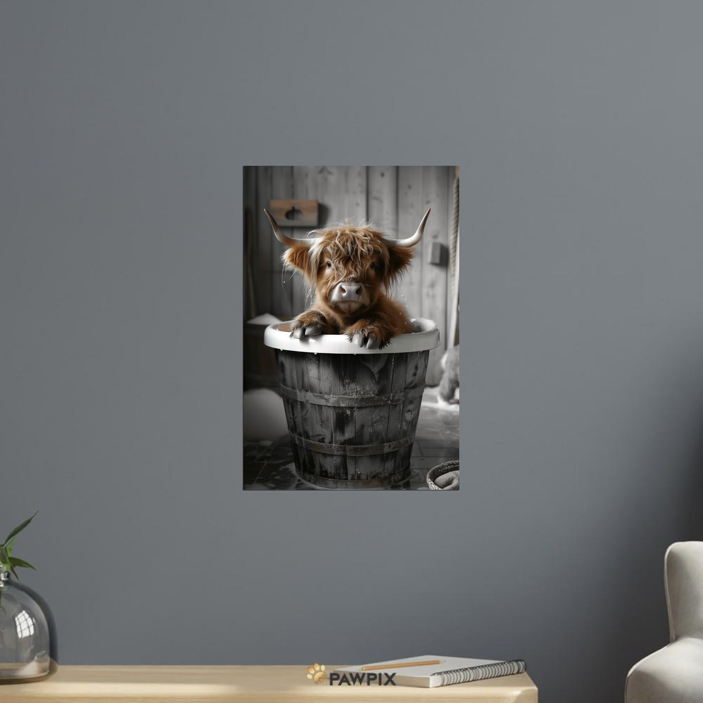 Highland Cow sitzt im Holzeimer in einem gemütlichen Wohnzimmer mit grauer Wand und rustikaler Dekoration.